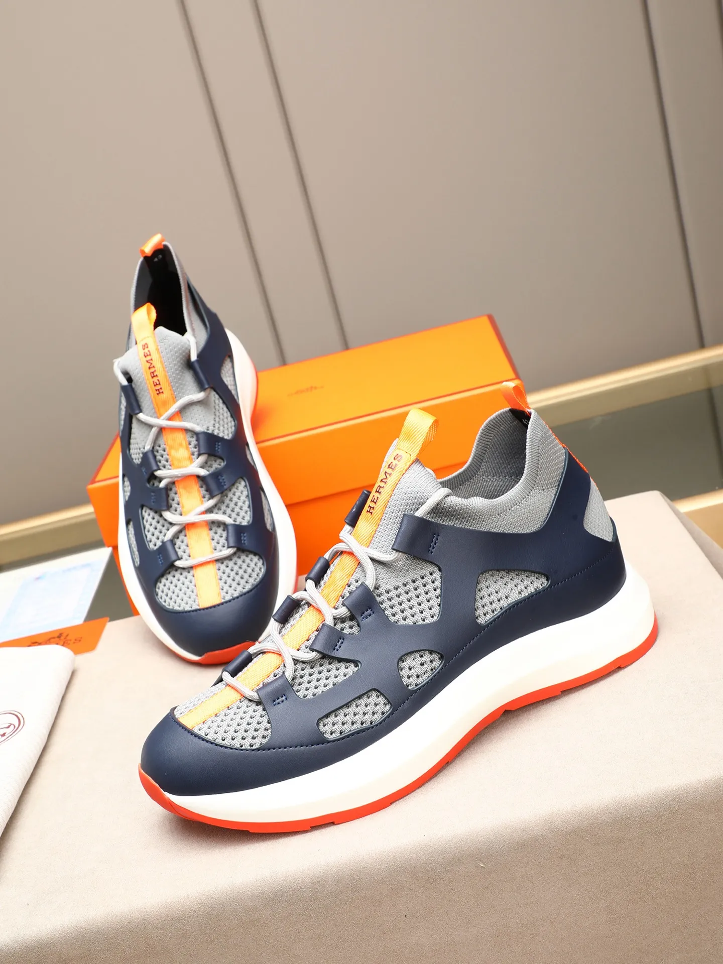 Men's shoes💰580 HERMES/Hermès men's rest sneakers! -High-end quality original casual sports shoes -Upper: high nappa calfskin, forging technology, knitted fabric, shoe brand webbing, injection molded brand logo -Inner: foot pad; water-dyed cowhide -Outsole: ultra-light TPU·rubber; two-color molded outsole -Ultra-high quality control·fine workmanship: highlighted (high-end·luxury·grade) Size: 38-39-40-41-42-43-44 (45 can be customized)